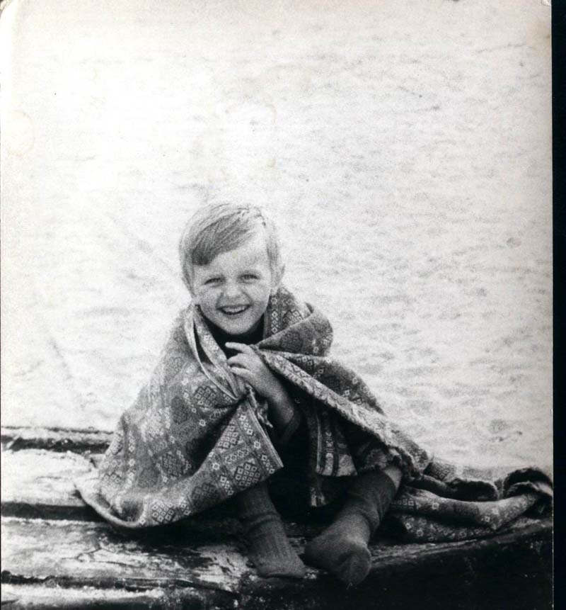 Я на лодке на пляже. 5 лет. Ноябрь 1989... Me on the boat at the beach. 5 years old. November 1989...