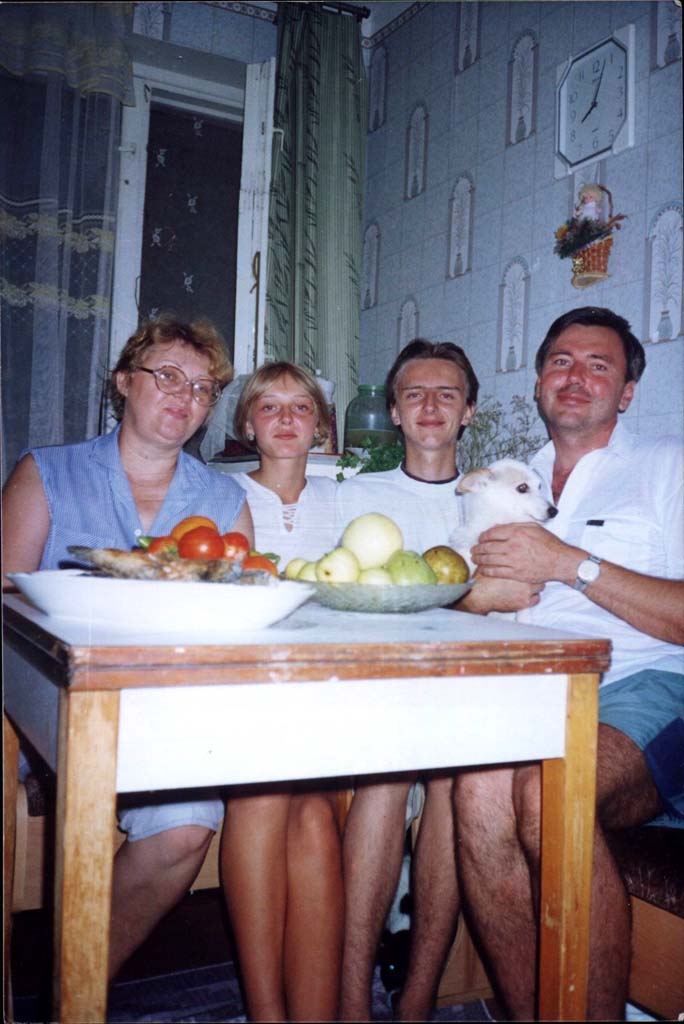 Мама, Сестра, Я, Папа и две собаки (найди вторую :)). Лето 2002... Mama, Sister, Me, Father and 2 dogs (try to find 2nd dog :)). Summer 2002...